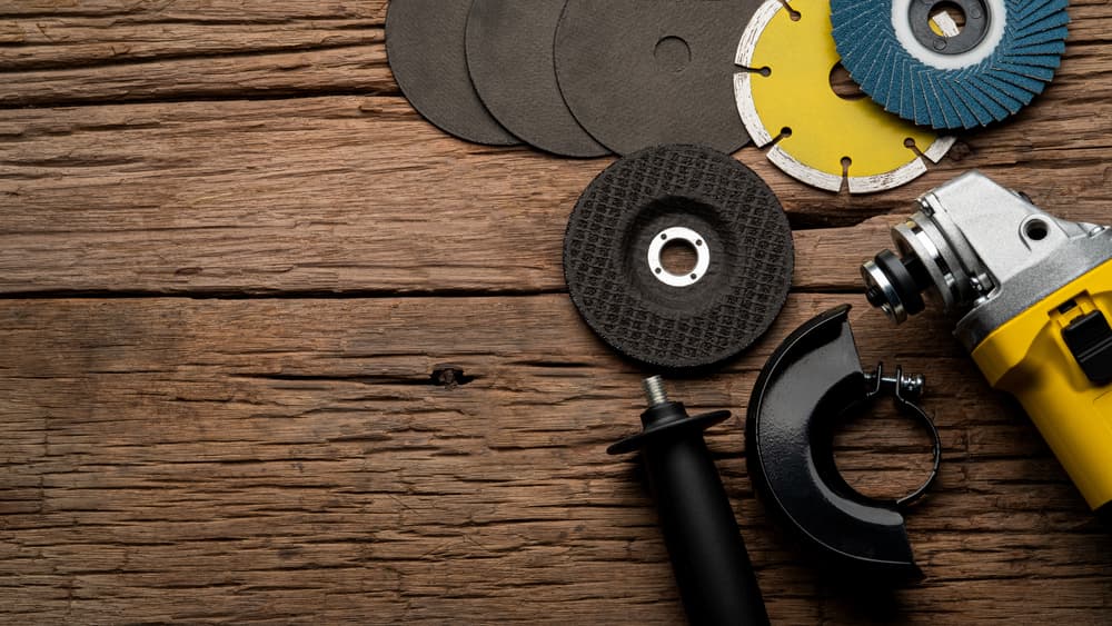 Conjunto de herramientas en una mesa